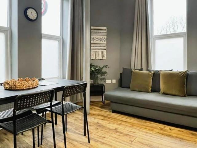 Ocean present a one bedroom flat near Temple Meads offers a modern open plan kitchen, flexible furnishing options, and excellent transport links, making it a standout rental opportunity for those seeking comfort, style, and convenience