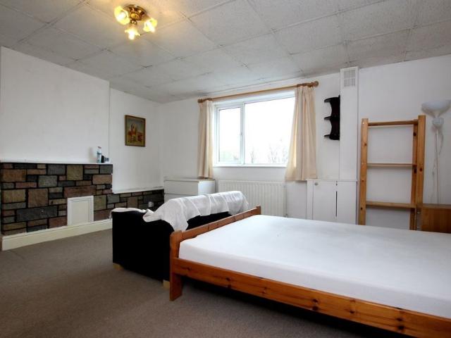 Ocean present a well presented studio flat in Totterdown. Available on a furnished basis. EPC C