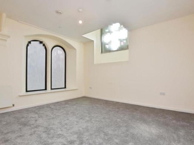 Ocean present A three bedroom duplex maisonette to let in central Bedminster, Bristol, offering a bright open plan living space, modern kitchen, two bathrooms and excellent access to local amenities, parks and public transport links. Unfortunately not available to 3 sharers due to licensing restrictions