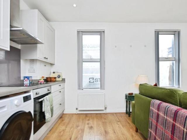 Ocean present an immaculately presented one bedroom flat to let on North Street in Bedminster, offering bright open plan living with modern kitchen, dedicated office space and excellent access to cafés, parks, buses and Bedminster railway station