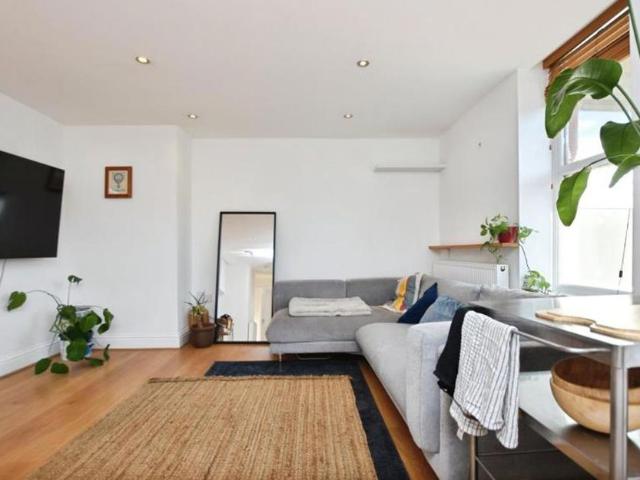Ocean present this modern furnished 1 bedroom flat within Plough House