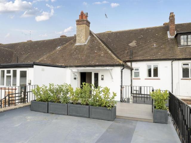 Ockham Road South, East Horsley 2 bed apartment to rent £1,850 pcm £427 pw