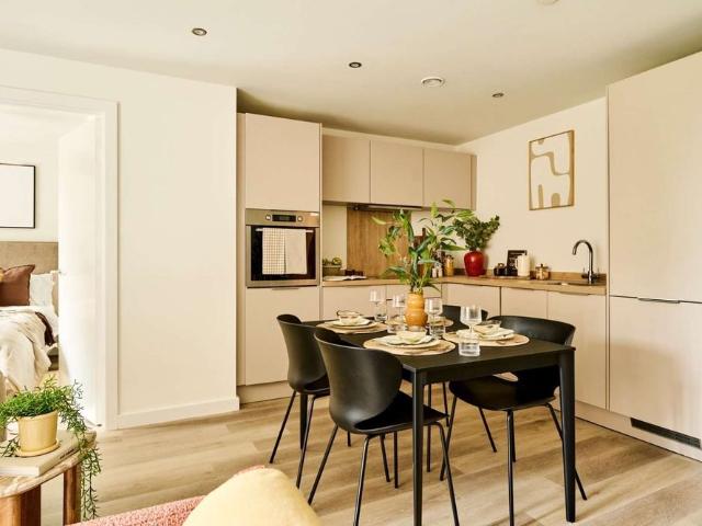 OCTOBER MOVE INS | RECENTLY REFURBISHED | 2 BED 1 BATH APARTMENT | PARKING AVAILABLE | PRIME LOCATION | 24 HOUR CONCIERGE | RESIDENTS GYM