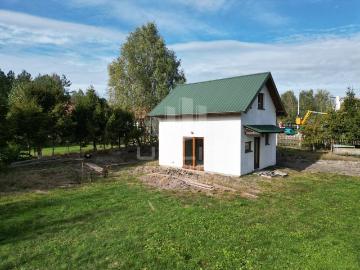 Ustawny dom szkieletowy z dużą działką nad jeziorem