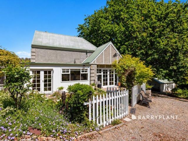 OAKTREE COTTAGE COUNTRY CHARM WITH ROOM FOR MORE
