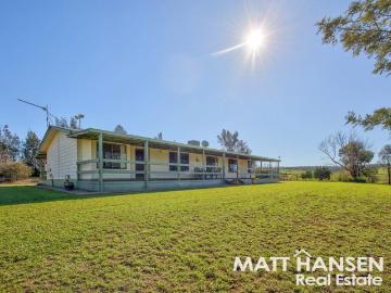 Oakview Country Living with Space, Views & Convenience