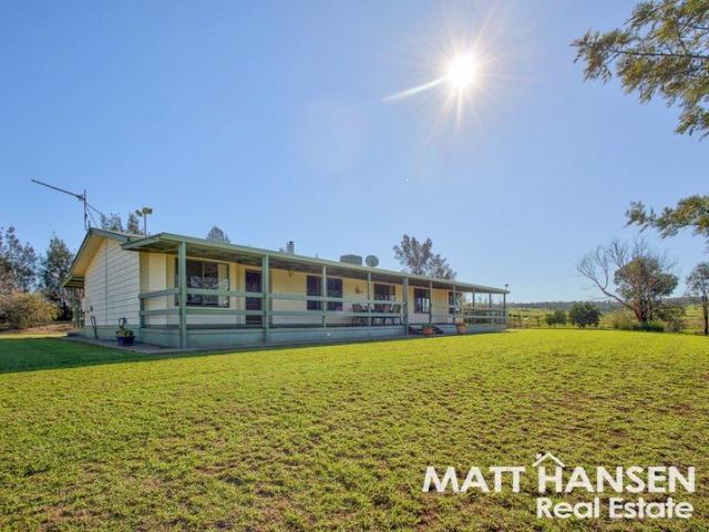 Oakview Country Living with Space, Views & Convenience
