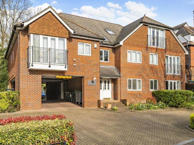 Oakwood Avenue, Beckenham, Kent, BR3 2 bed apartment to rent £1,850 pcm £427 pw