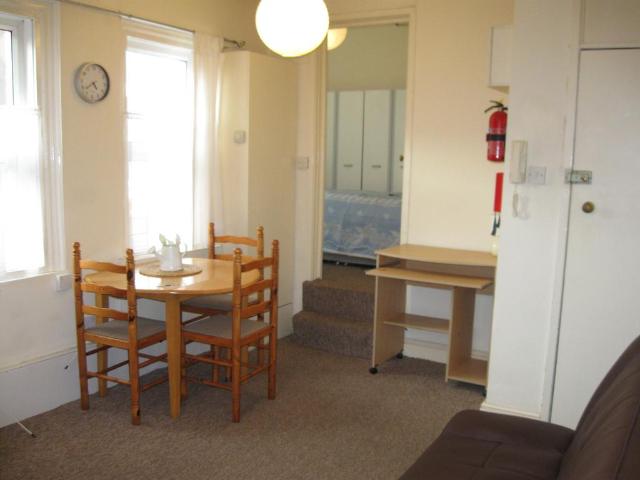 Oakwood Avenue, Leeds LS8 1 bed flat to rent £695 pcm £160 pw