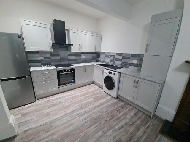 Oakwood Drive, Leeds 2 bed flat to rent £1,100 pcm £254 pw