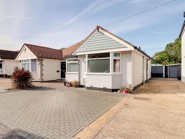 Oakwood Drive, St Albans AL4, 2 bed bungalow to rent, £2,650 pcm | PrimeLocation