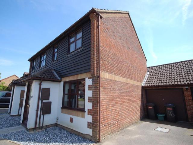 Oakwood Drive, Uckfield TN22 2 bed semi detached house to rent £1,400 pcm £323 pw