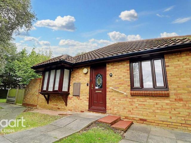 Oakwood Grove, Wickford Avenue, Basildon 2 bed bungalow to rent £1,200 pcm £277 pw