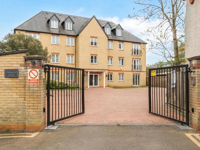 Oakwood House, Borehamwood WD6, 3 bed flat to rent, £2,250 pcm | PrimeLocation