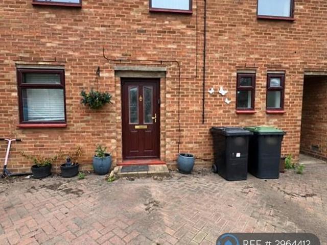 Oak Crescent, Biggleswade, SG18 3 bed terraced house to rent £1,600 pcm £369 pw