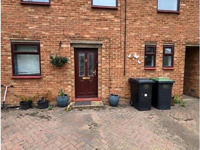 Oak Crescent, Biggleswade SG18, 3 bed terraced house to rent, £1,600 pcm | PrimeLocation