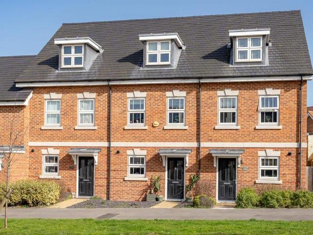 Oak Avenue, Berkshire RG40 3 bed terraced house to rent £2,400 pcm £554 pw