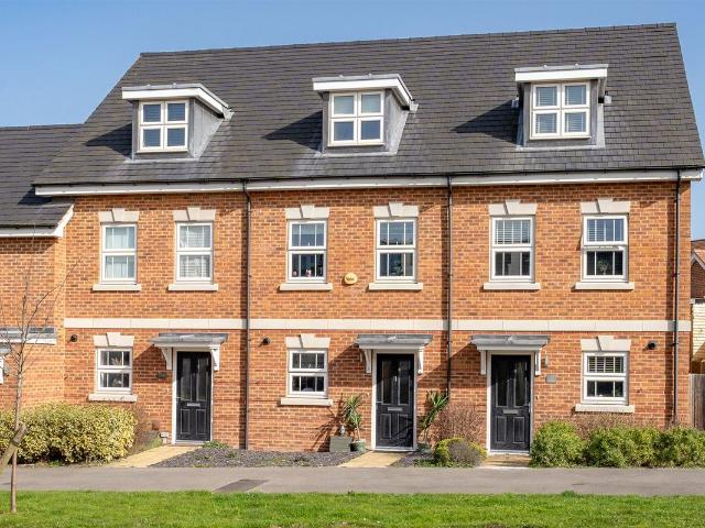 Oak Avenue, Wokingham, Berkshire RG40, 3 bed terraced house to rent, £2,400 pcm | PrimeLocation