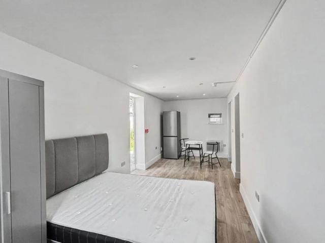 Oak Gardens, Edgware, HA8