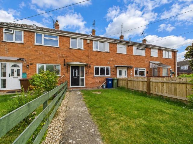 Oak Drive, Tewkesbury. 3 bed terraced house to rent £1,200 pcm £277 pw