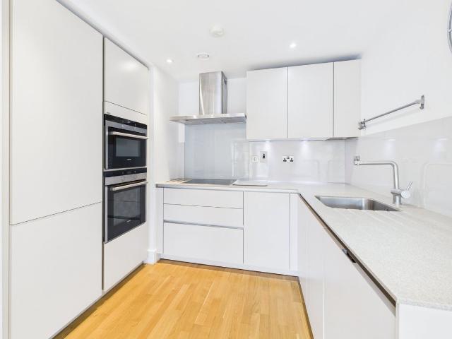 Oak End Way, Gerrards Cross, Buckinghamshire SL9, 2 bed flat to rent, £1,800 pcm | PrimeLocation