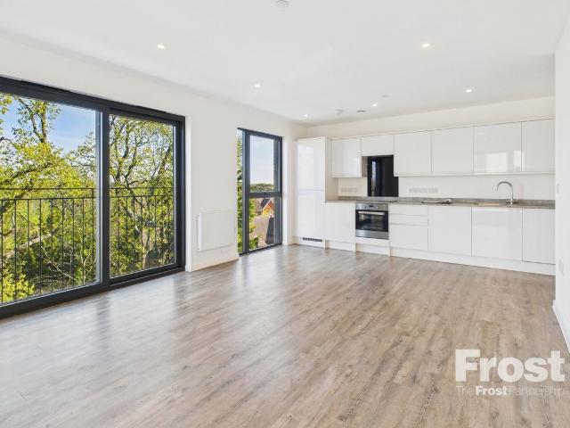 Oak End Way, Gerrards Cross, Buckinghamshire SL9, 2 bed flat to rent, £1,900 pcm | PrimeLocation