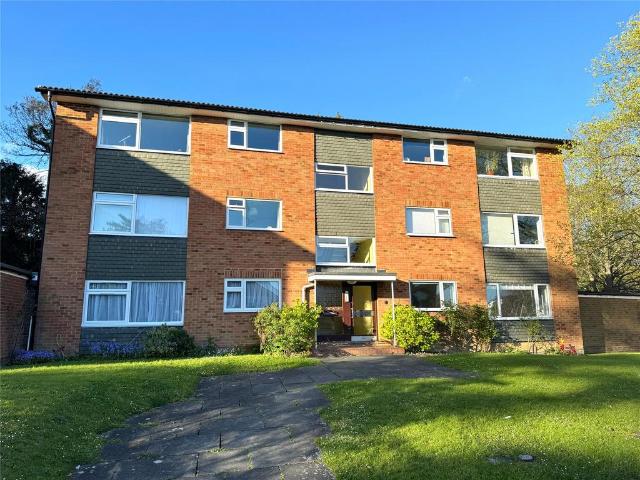 Oak House, Oakfield Drive, Reigate. 2 bed apartment to rent £1,500 pcm £346 pw