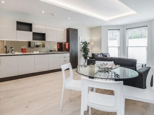 Oak Hill Road Surbiton KT6 2 bed apartment to rent £6,426 pcm £1,483 pw