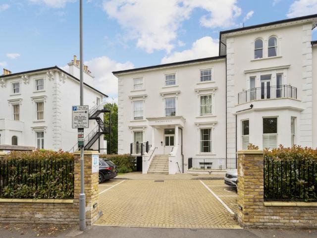 Oak Hill, Surbiton KT6 2 bed apartment to rent £2,900 pcm £669 pw
