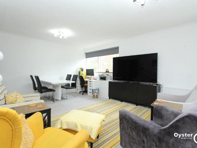 Oak Lodge Close, Stanmore, HA7 2 bed flat to rent £1,900 pcm £438 pw