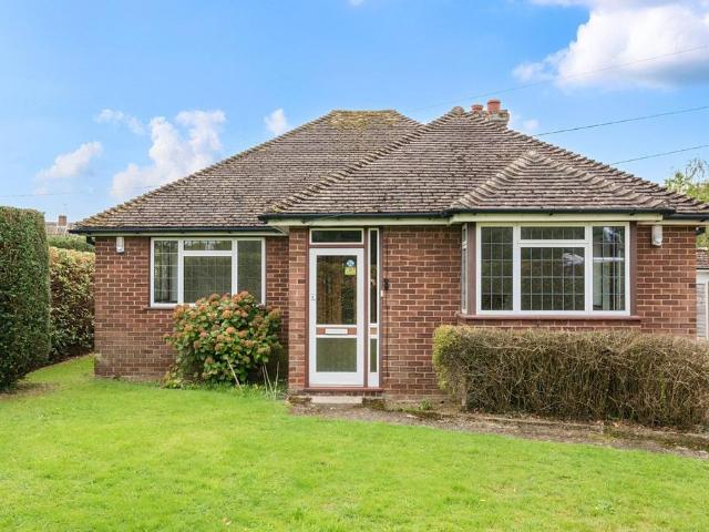 Oak Lane, Headcorn, Ashford, Kent, TN27 2 bed bungalow to rent £1,400 pcm £323 pw