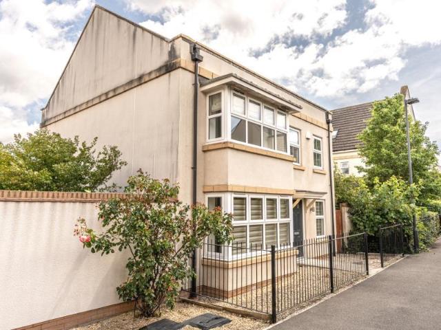 Oak Leaze, Bristol BS34 4 bed detached house to rent £2,450 pcm £565 pw