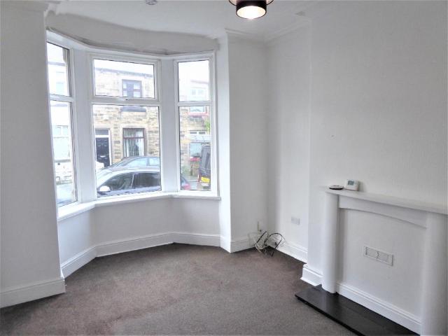 Oak Street, Colne, BB8 2 bed terraced house to rent £725 pcm £167 pw