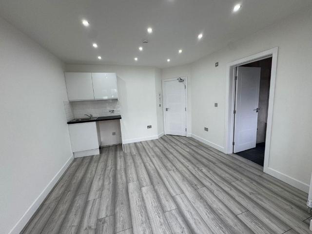 Oak Road, West Bromwich, B70 5 bed detached house to rent £3,000 pcm £692 pw