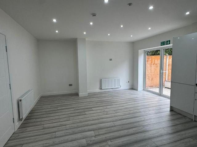 Oak Road, West Bromwich, B70 6 bed semi detached house to rent £3,500 pcm £808 pw