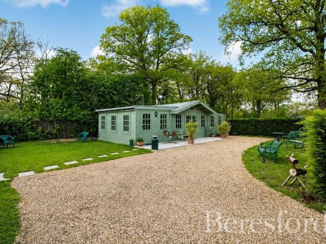 Oak Road, Crays Hill, CM11 1 bed bungalow to rent £1,300 pcm £300 pw