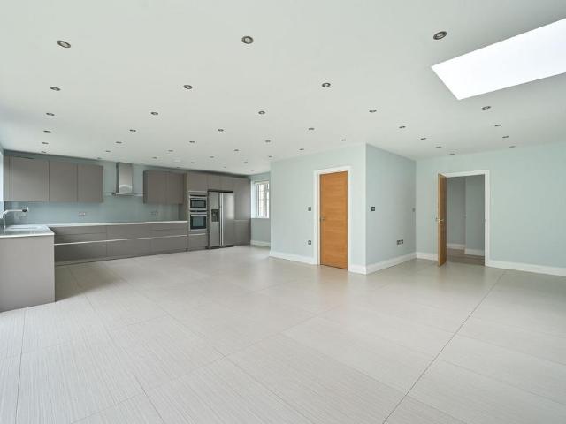 Oak Tree Drive, Totteridge, London, N20 4 bed semi detached house to rent £4,600 pcm £1,062 pw