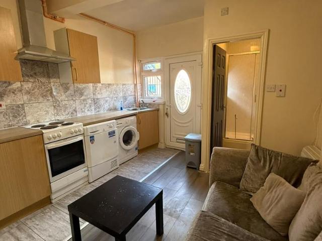 Oak Tree Lane, Selly Oak B29 1 bed flat to rent £700 pcm £162 pw