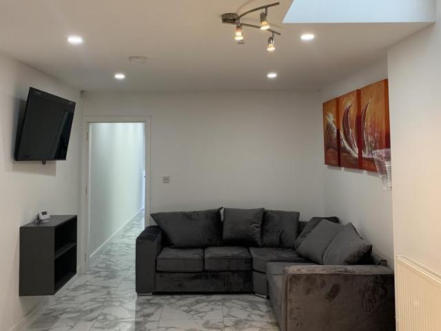 Oak Tree Lane, Selly Oak B29 5 bed apartment to rent £2,817 pcm £650 pw