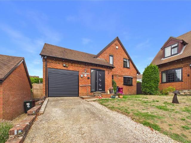Oak View, Tilehurst, Reading. 3 bed detached house to rent £2,000 pcm £462 pw