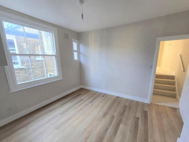 Oakbank Grove, Herne Hill, London, SE24 2 bed apartment to rent £2,400 pcm £554 pw