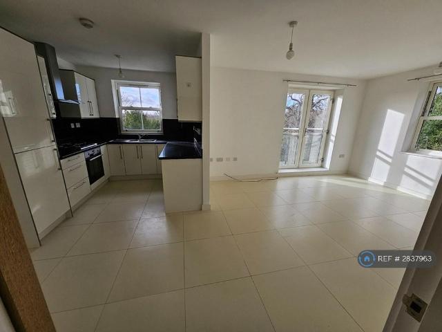 Oakbraes, Godalming, GU7 2 bed flat to rent £1,575 pcm £363 pw