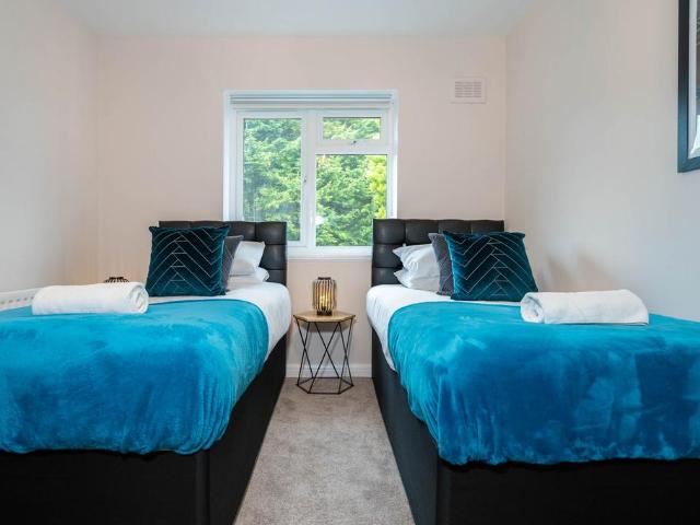 Oakcroft Road, Wake Green, B13 0HP, United Kingdom | 3 bed house for rent #136169259 | Rentberry