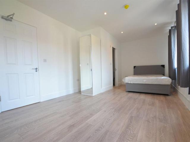 Oakdale Avenue, Northwood HA6, Studio to rent, £1,100 pcm | PrimeLocation