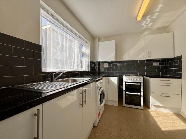 Oakdale, Beckenham BR3, 1 bed flat to rent, £1,450 pcm | PrimeLocation