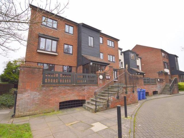 Oakdene Close, Hatch End 1 bed flat to rent £1,350 pcm £312 pw