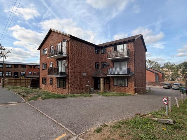 Oakdene Road, Redhill 2 bed apartment to rent £1,550 pcm £358 pw