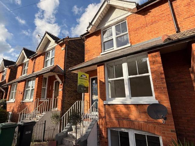 Oakdene Road, Redhill 3 bed semi detached house to rent £1,995 pcm £460 pw