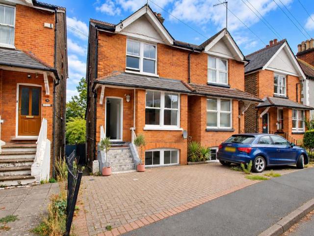 Oakdene Road, Redhill RH1 3 bed house to rent £1,995 pcm £460 pw