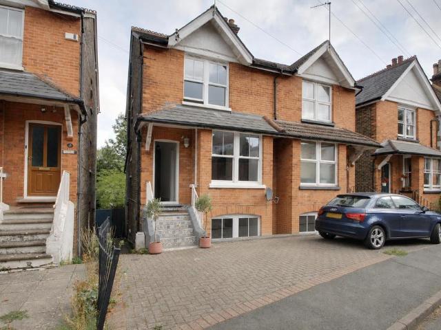 Oakdene Road, Redhill RH1 3 bed house to rent £2,300 pcm £531 pw